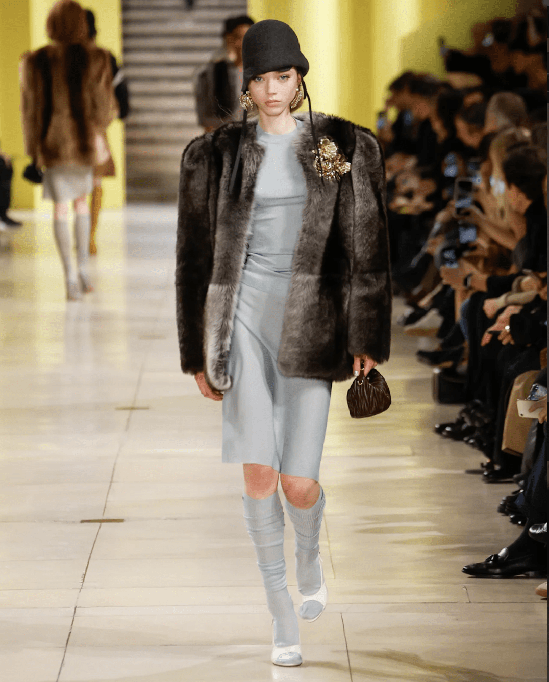 El gris piedra es el neutro de la temporada. Imagen: Miu Miu FW25