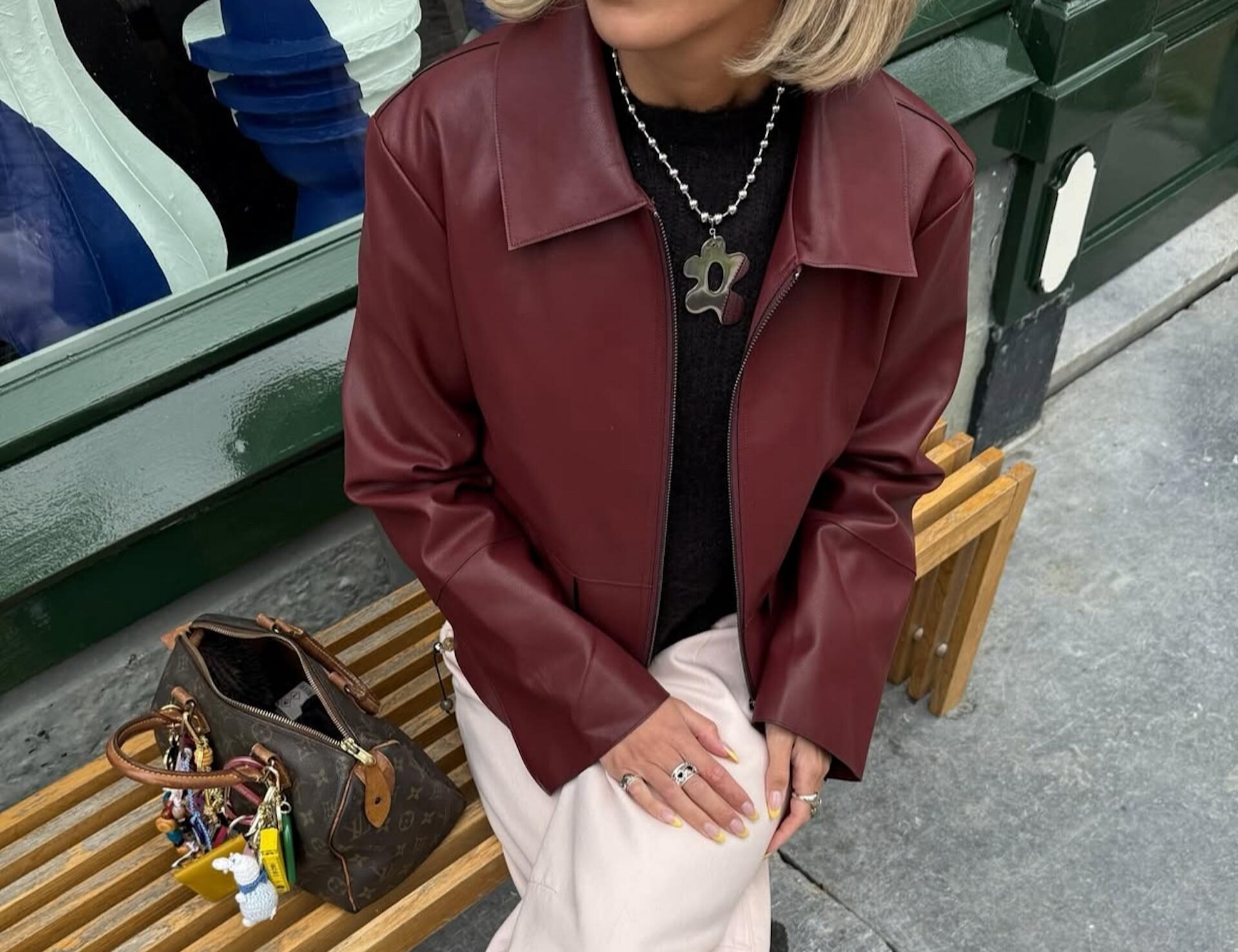 La chaqueta de cuero de color «cherry» está siendo la pieza en tendencia del armario de las «it-girls». Imagen: @babetteros