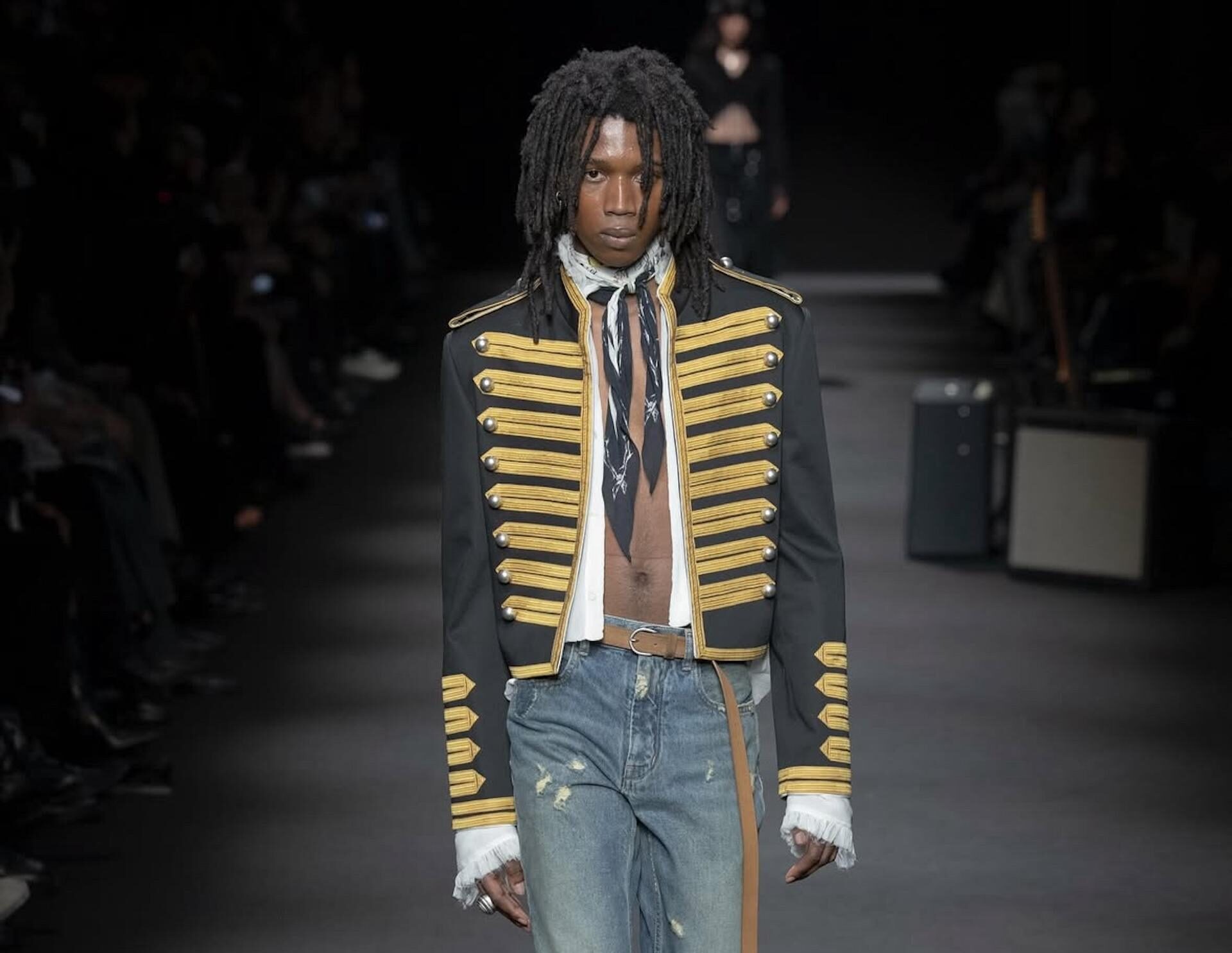 La chaqueta militar es el gran «comeback» de la temporada. Imagen: Cortesía de Ann Demeulemeester.