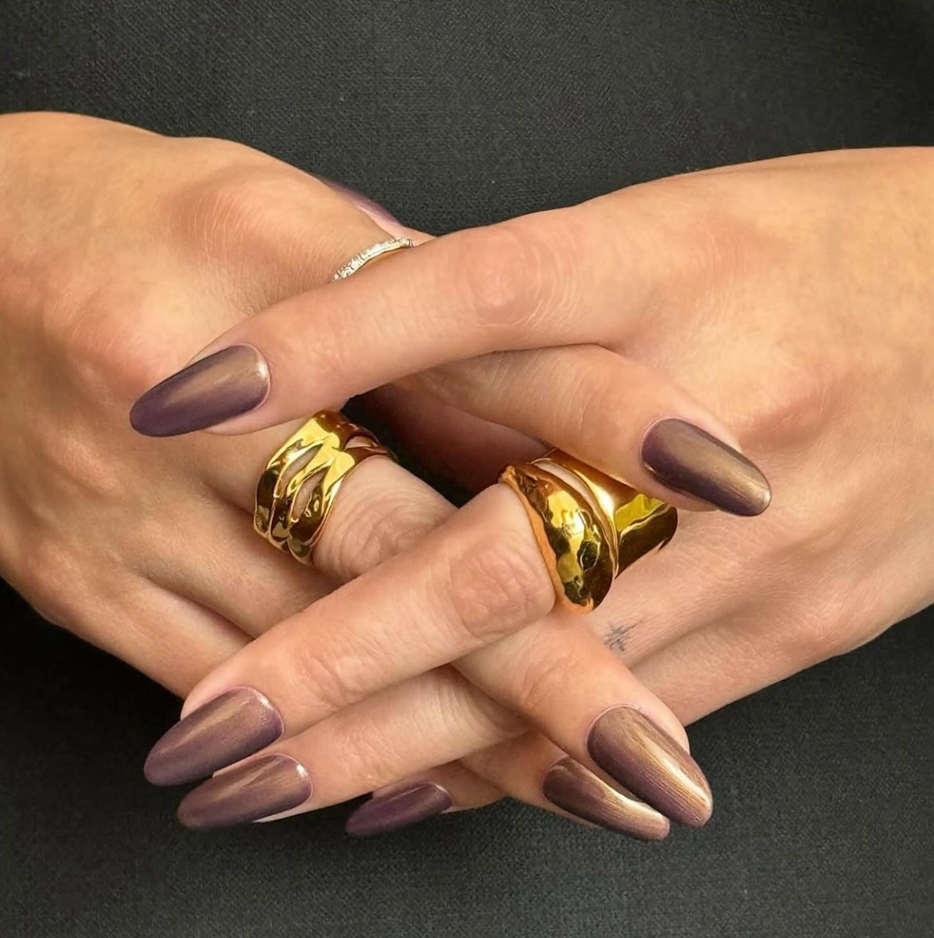Las «copper nails» son las uñas más en tendencia del momento. Imagen: @tombachik