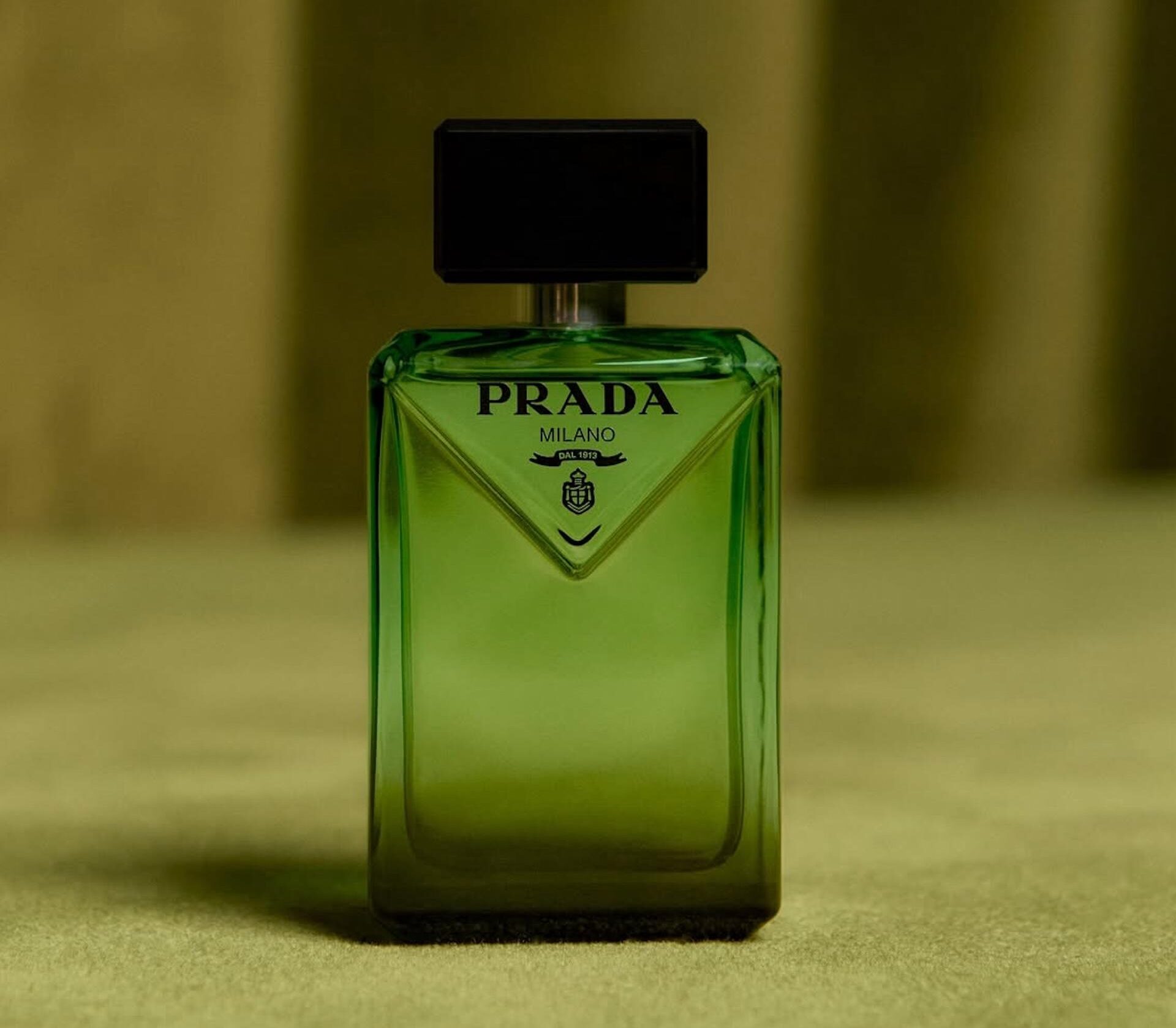 Estos son los perfumes que necesitas para la noche de halloween. Imagen: Cortesía de Prada.