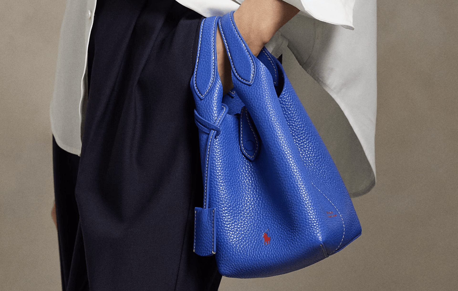 El «bucket bag» es el bolso ideal que no dejarás de usar en tu día a día. Imagen: cortesía de Ralph Lauren.