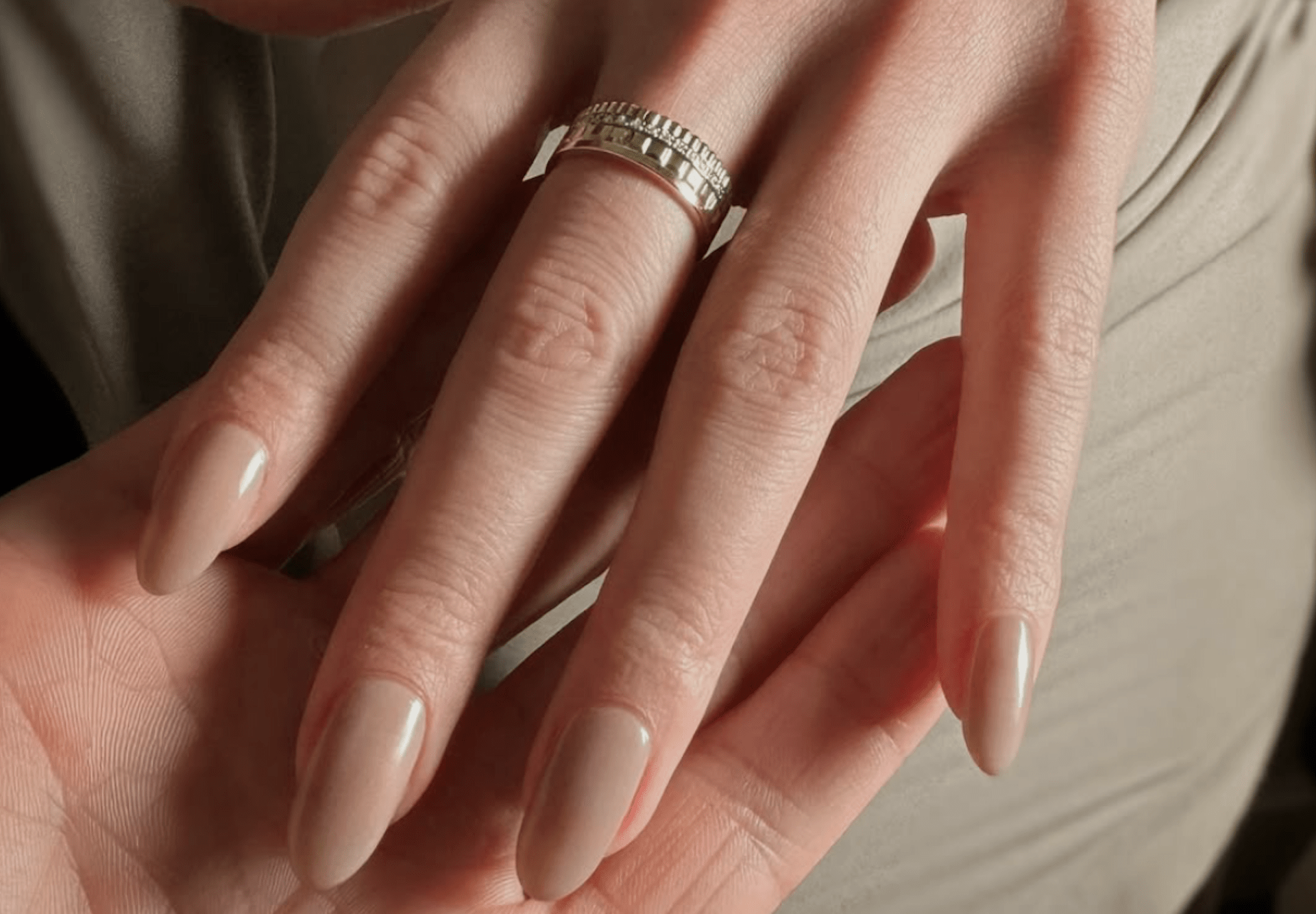 Las «toasted nails» son las uñas favoritas de las it-girls. Imagen: @tombachik