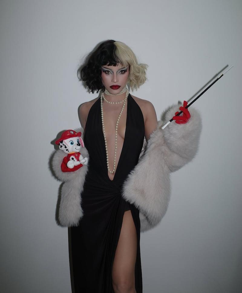 Emilia Mernes de Cruella de Vil en Halloween.