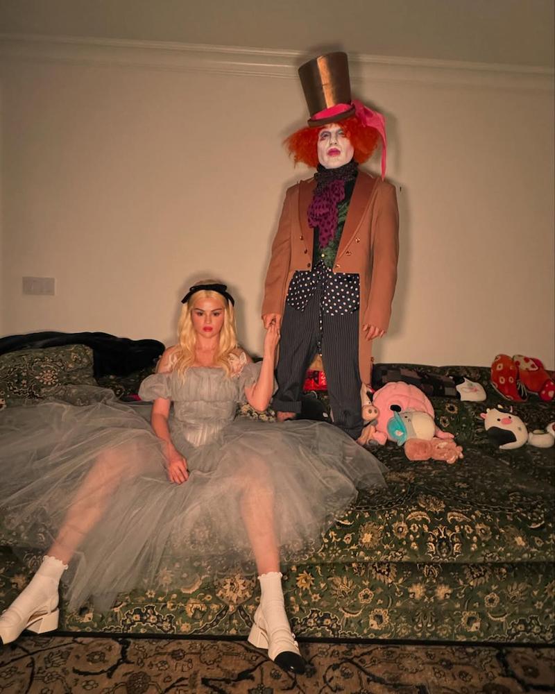 Selena Gomez y Benny Blanco de Alicia de El País de las Maravillas.