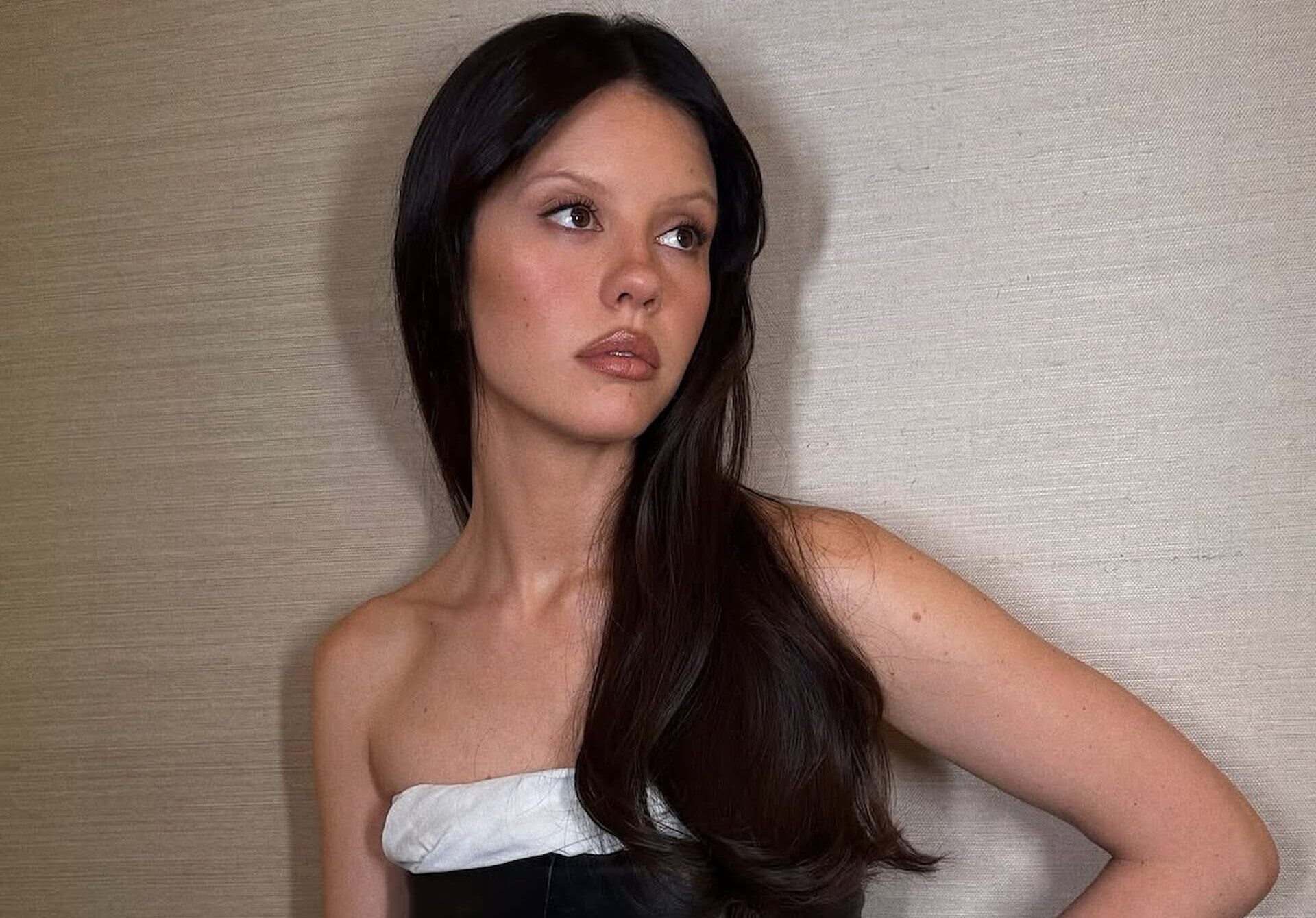 Mia Goth con tono de pelo MOLTEN BRUNETTE para la premiere de Frankenstein de Guillermo del Toro.