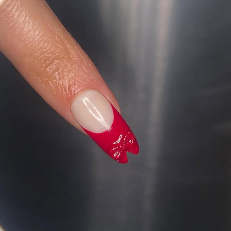 Tabi Nail versión manicura francesa de color.