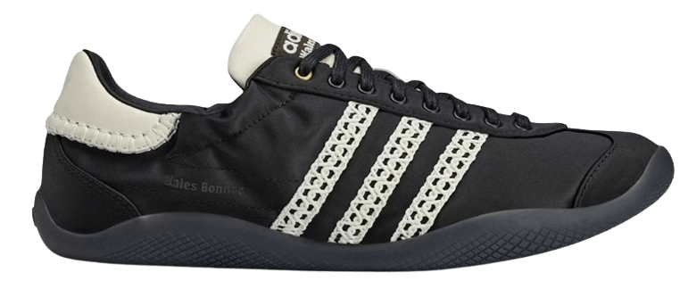 Sneakers negras de Wales Bonner x adidas.