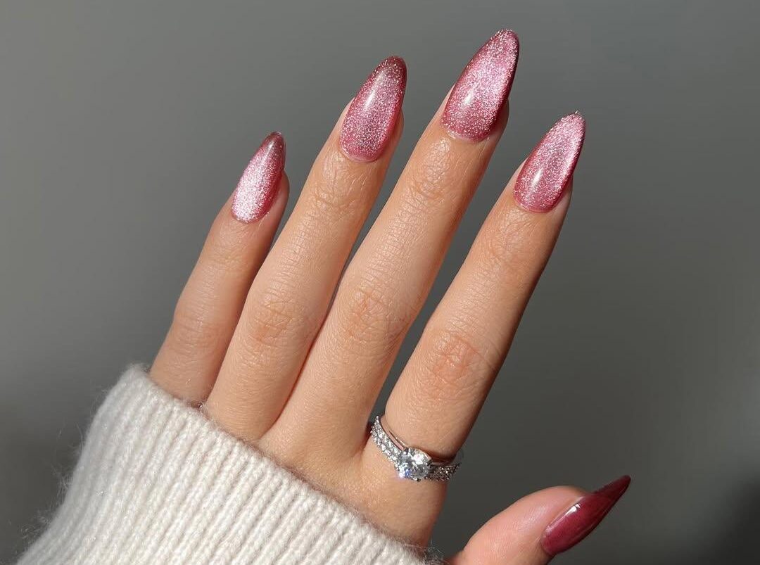 Esta temporada la manicura de moda son las uñas aterciopeladas. Imagen: @nailsbydvilay