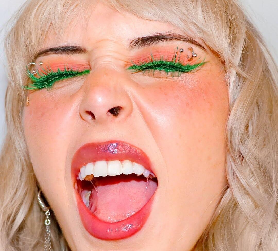 Esta temporada da un paso más y atrévete con las máscaras de colores. Imagen: @dodgygrl