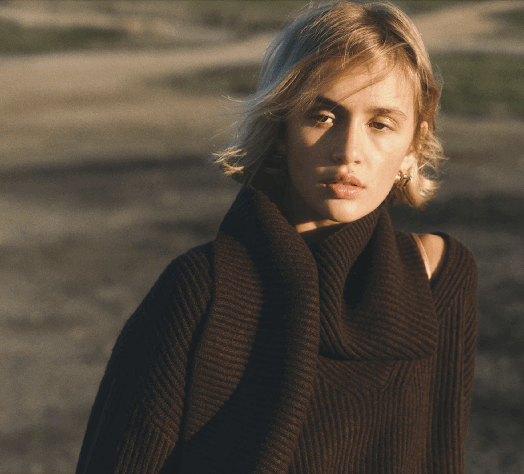 El «scarf cardigan» es la prenda del momento. Imagen: Cortesía de H&M.