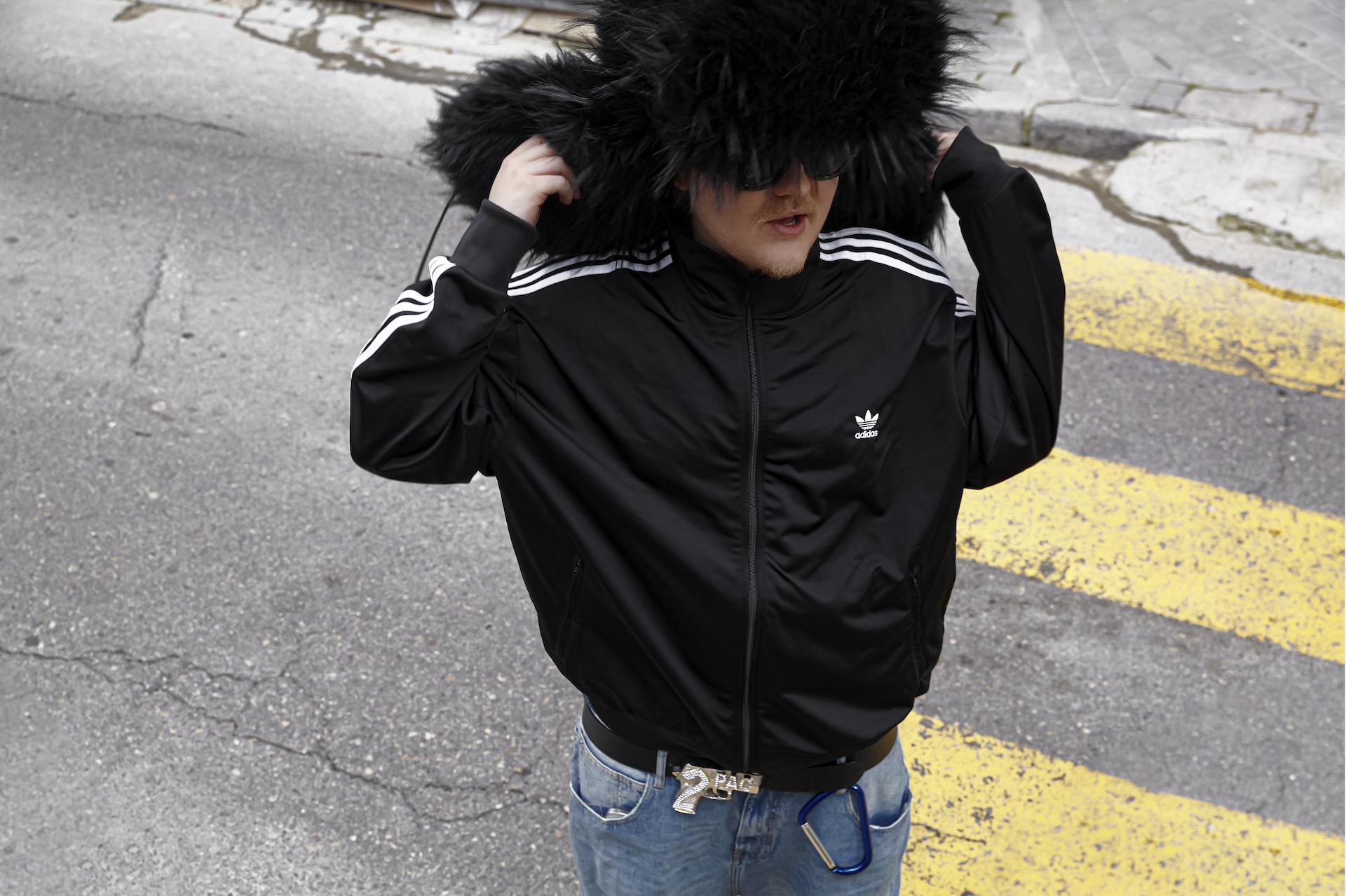 rusowsky para Vanidad #241 con chaqueta Firebird de adidas, vaqueros de Levi’s, gorro de Dsquared2 y gafas de Balenciaga