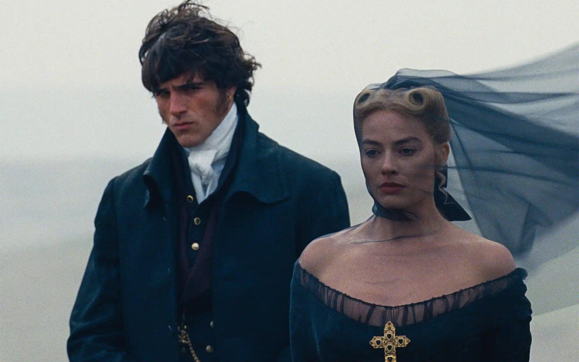 Jacob Elordi y Margot Robbie como protagonistas de «Cumbres Borrascosas». Imagen: Warner Bros Pictures.