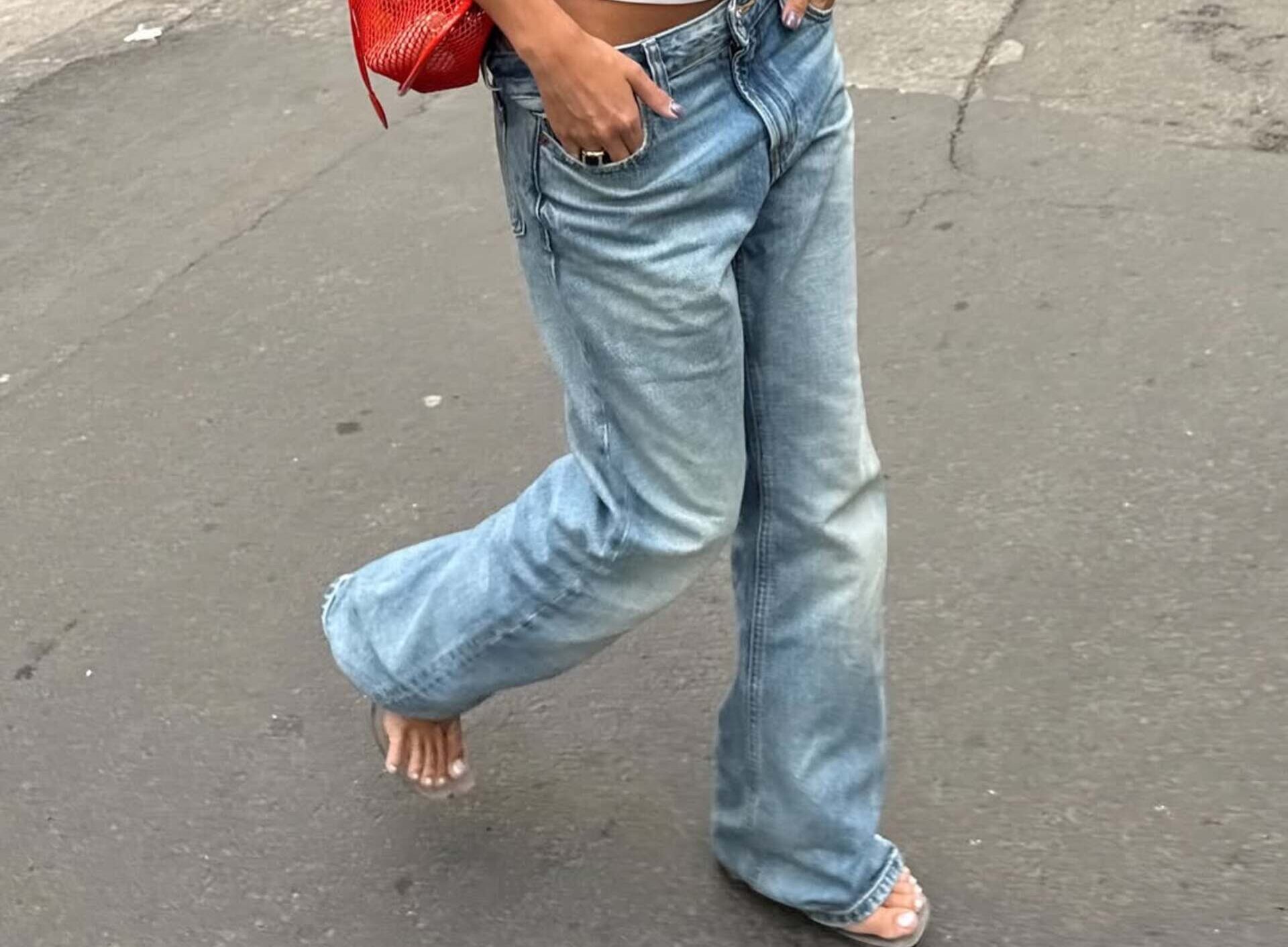Los «bootcut jeans» son nuestros favoritos de la temporada. Imagen: @clakovi