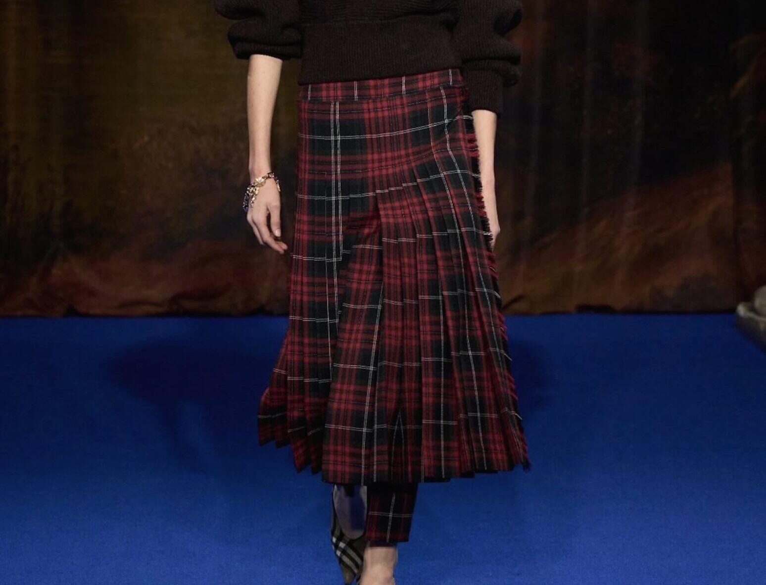 Este invierno, querrás llevar una falda kilt. Imagen: Cortesía de Burberry.