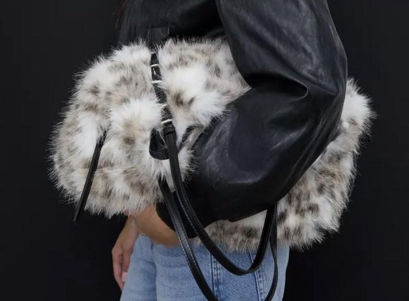 Este invierno no te puedes quedar sin un bolso de pelo. Imagen: cortesía de Stradivarius.