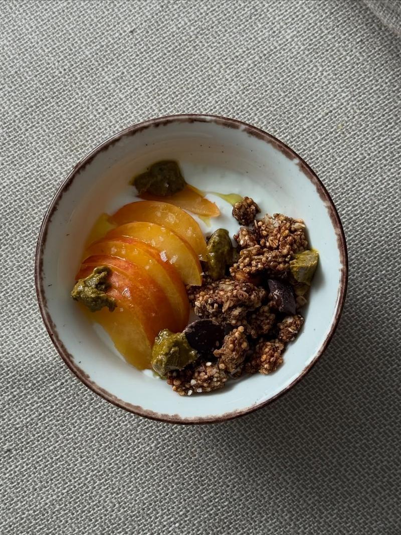 Yogur con fruta, pistacho y granola.