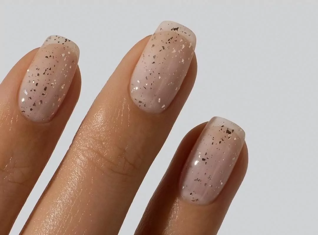 «GLASS NAILS», la manicura perfecta con la que dar la bienvenida a esta navidad. Imagen: @gelcare.official