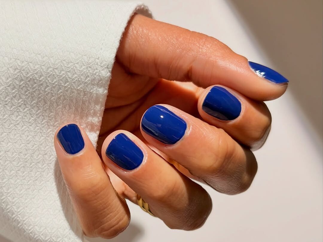 La manicura azul marino, lo último en tendencias de «nail art». Imagen: @themaninook.