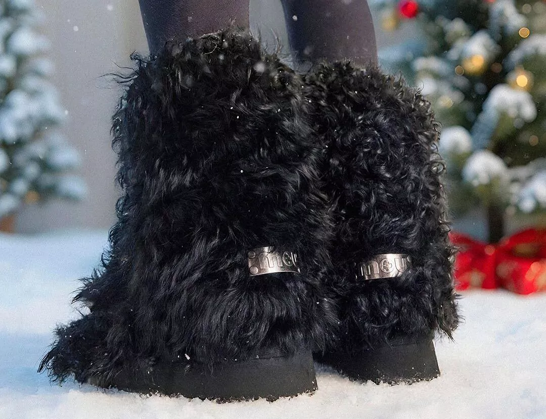 Este invierno no pueden faltar en tu armario unos «furry shoes» como estos de Mou. Imagen: @moufootwear