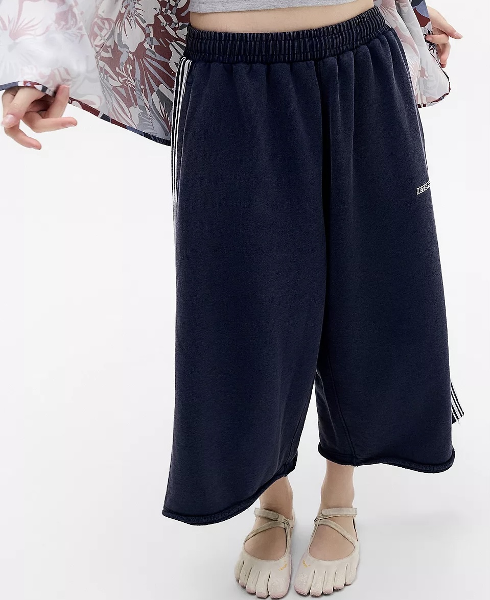 «choreocore», la tendencia londinense inspirada en los 2000 que ya arrasa en redes. Imagen: cortesía de Urban Outfitters.