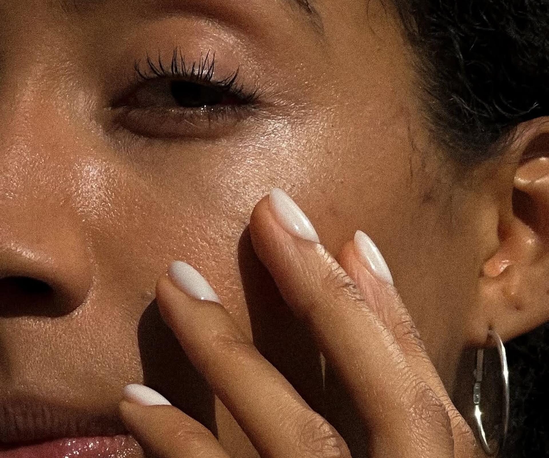 Estas son todas las formas en las que puedes llevar tus uñas con el color «cloud dancer». Imagen: @mvk.ua