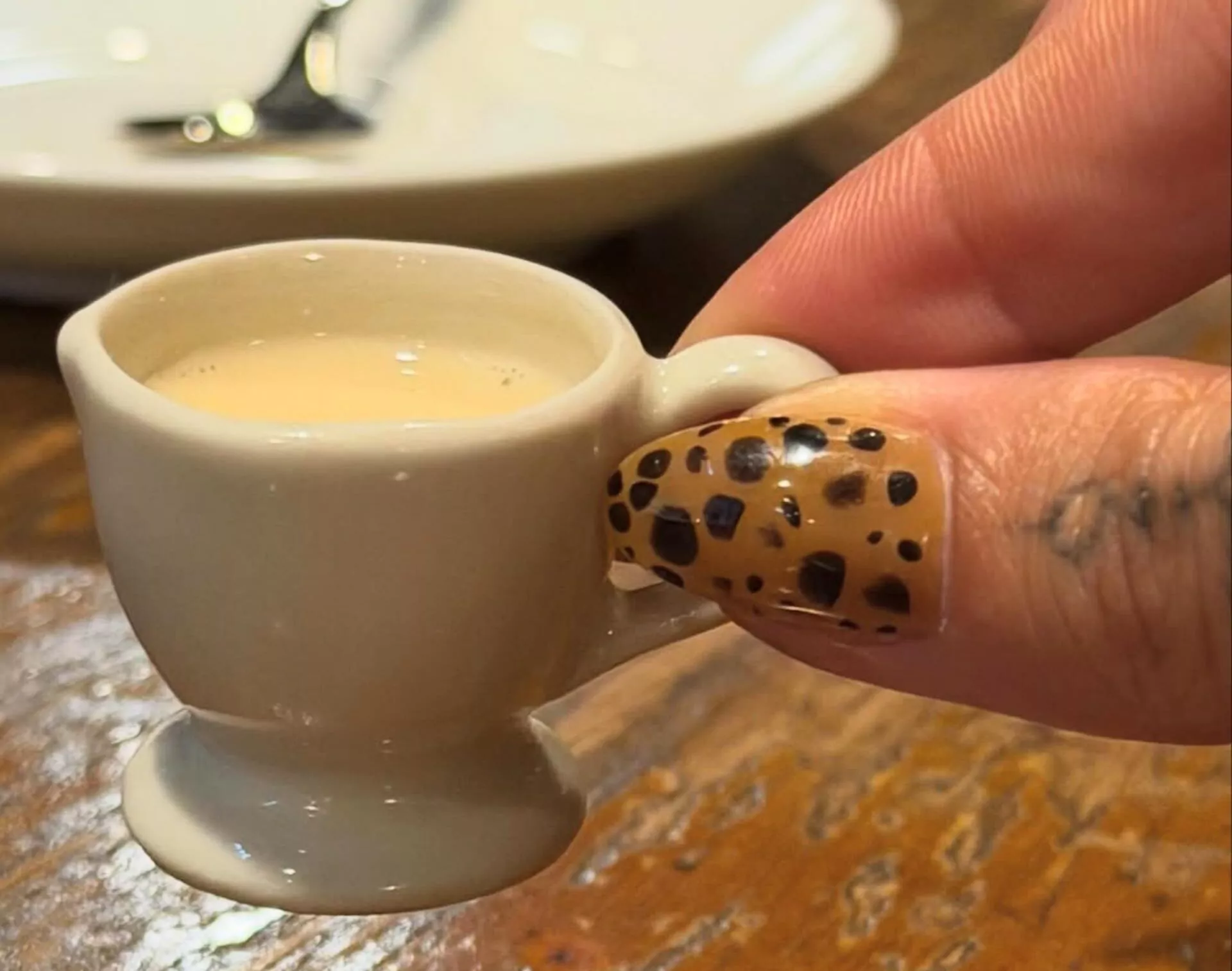 Cómo conseguir desde tu casa las «leopard nails» de Hailey Bieber. Imagen: @haileybieber