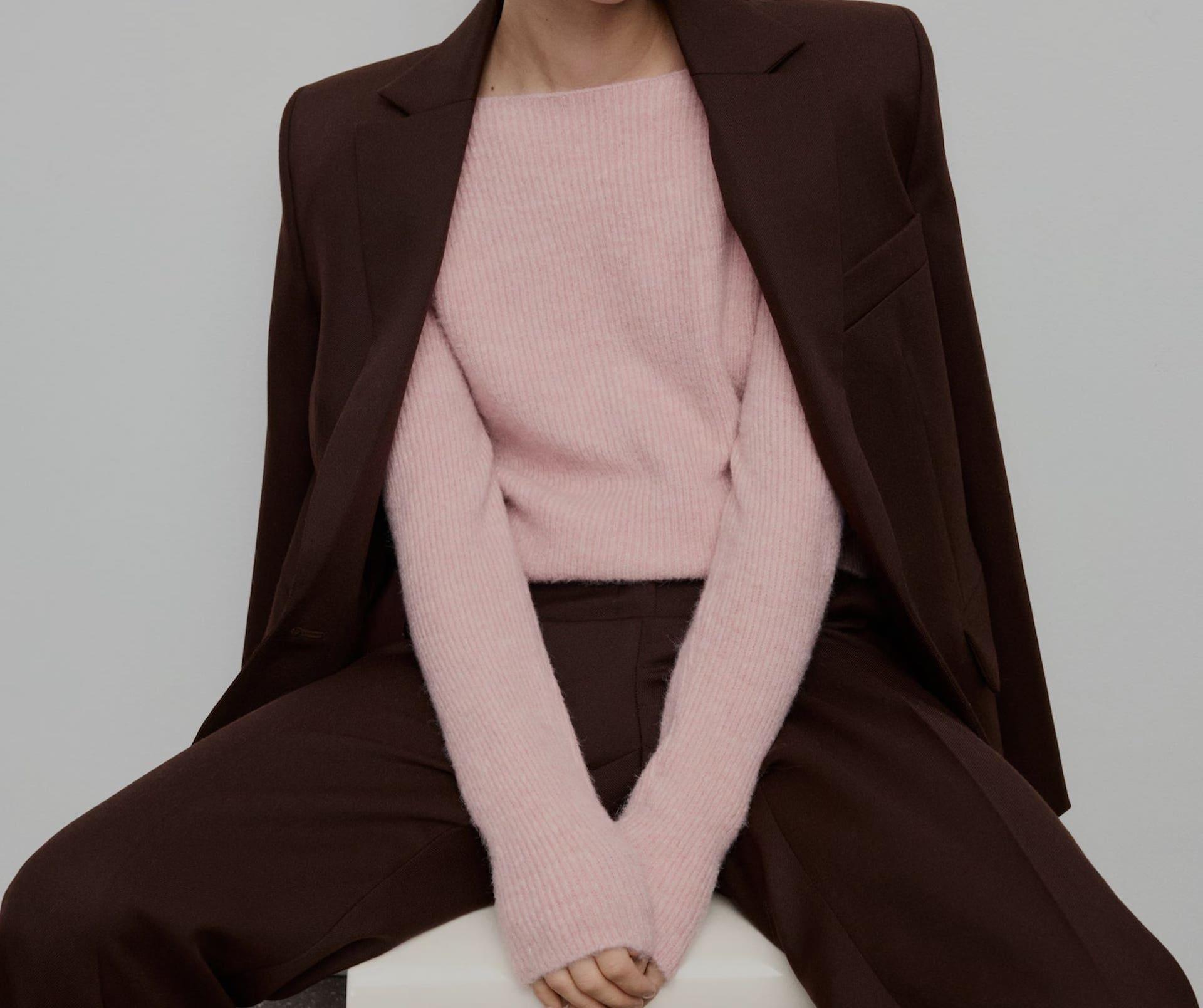 La combinación estrella del invierno es el marrón y el rosa. Imagen: Cortesía de Mango.