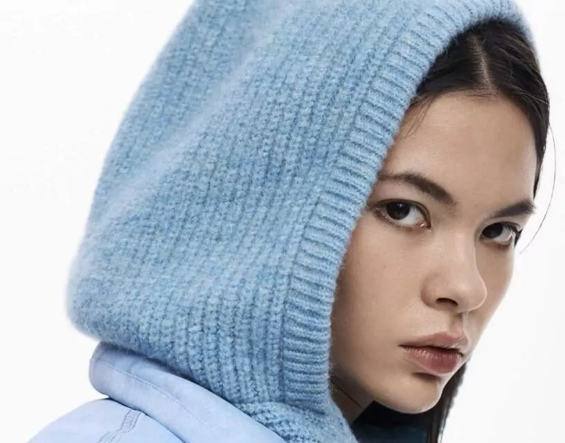 La capota de lana es el nuevo accesorio que no querrás quitarte este invierno. Imagen: cortesía de Desigual.