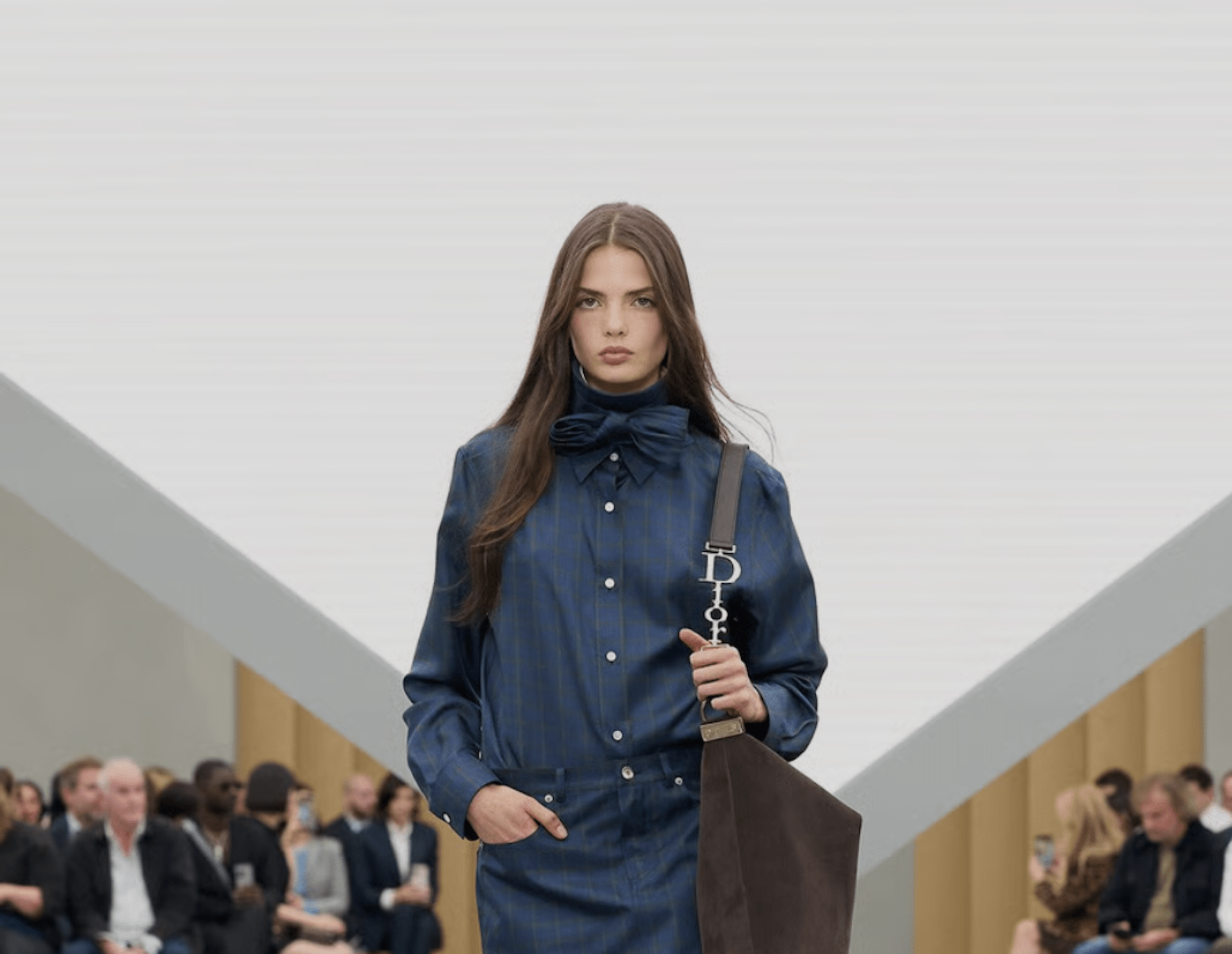 Esta temporada tus mejores aliados son los lazos y las corbatas. Imagen: Dior SS26 Ready-to-Wear