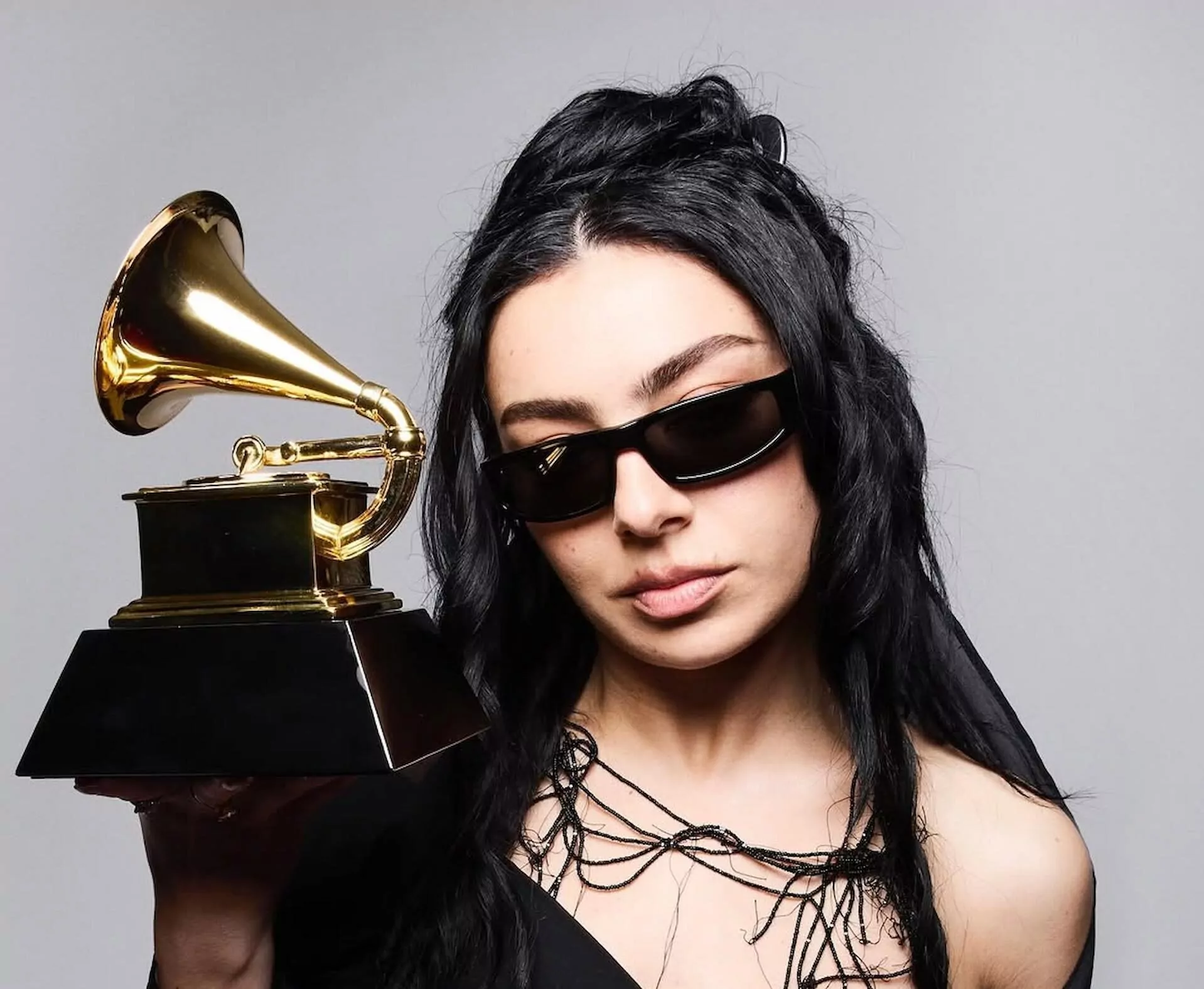 Charli XCX en los Grammy 2025.