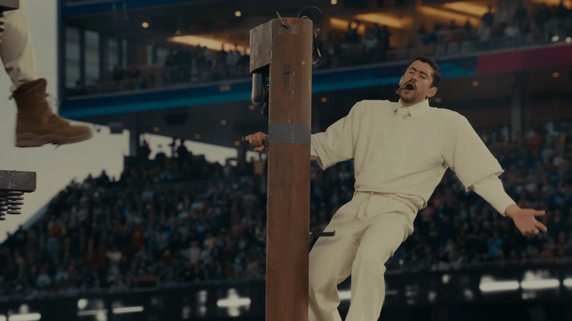 Bad Bunny durante su actuación en el medio tiempo de la Super Bowl LX, donde convirtió el espectáculo en un manifiesto latino y político ante millones de espectadores. Imagen: fotograma de YouTube