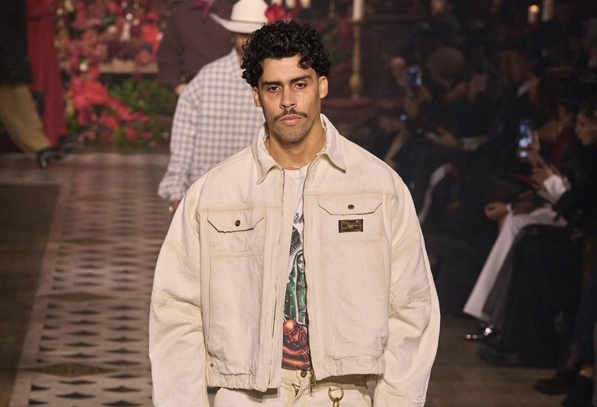 Bernie Martínez Ocasio desfilando en la New York Fashion Week, consolidando su carrera como modelo internacional y nuevo it-boy de la moda. Imagen: @mcbernie