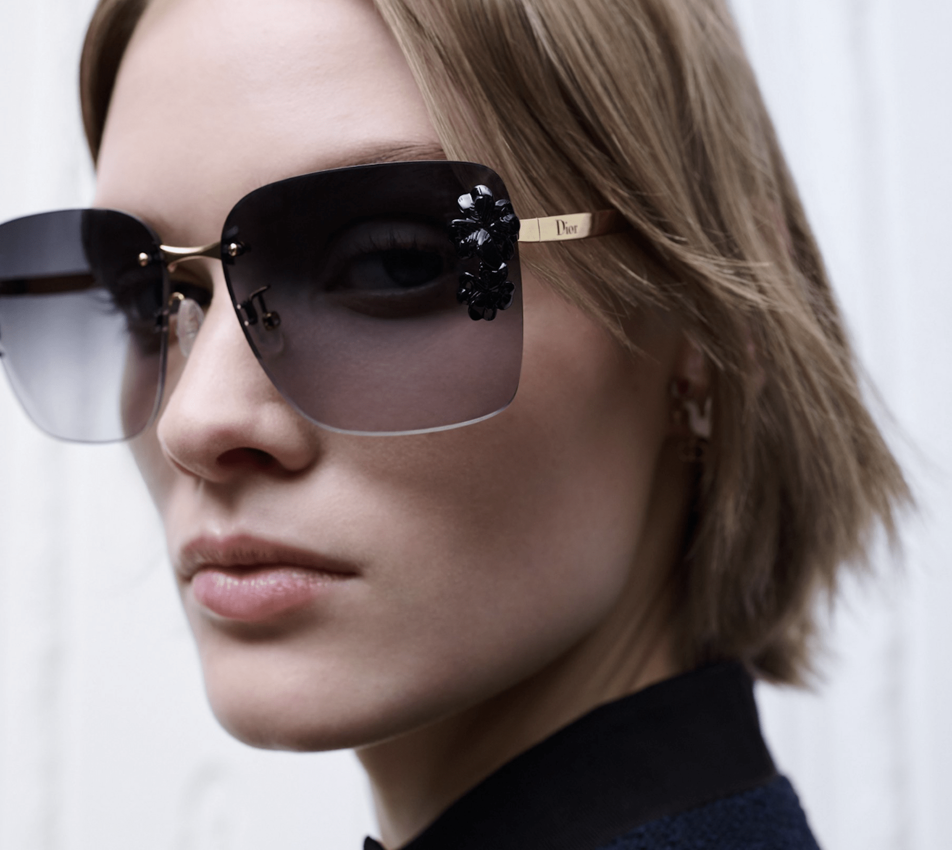 Tendencias en gafas 2026: monturas redondas, cuadradas, aviador y cat eye que dominarán el street style y las pasarelas. Imagen: cortesía de Dior