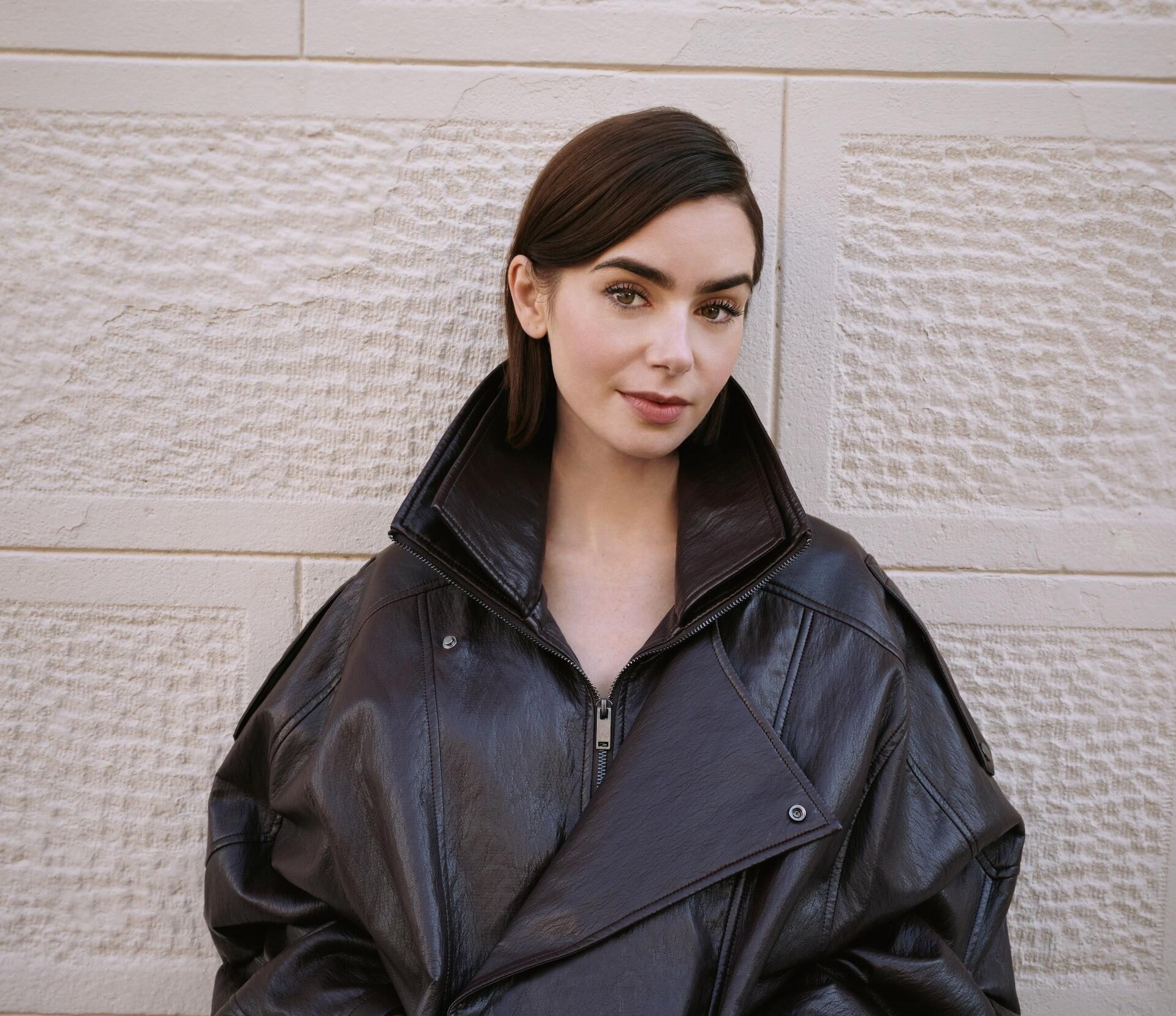 Lily Collins, nueva imagen de Zalando, inspira un armario cápsula con básicos elegantes y versátiles. Imagen: cortesía de la marca