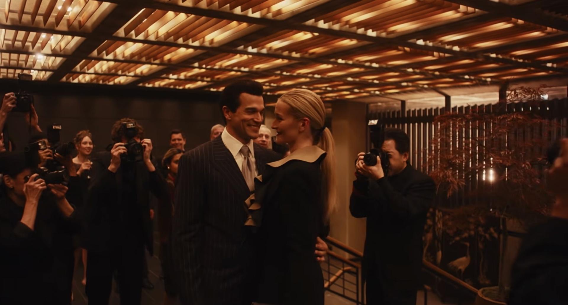 John F. Kennedy Jr. y Carolyn Bessette en «Love Story», la nueva miniserie de Disney+ inspirada en la historia real del matrimonio más icónico de los 90. Imagen: fotograma oficial de la serie