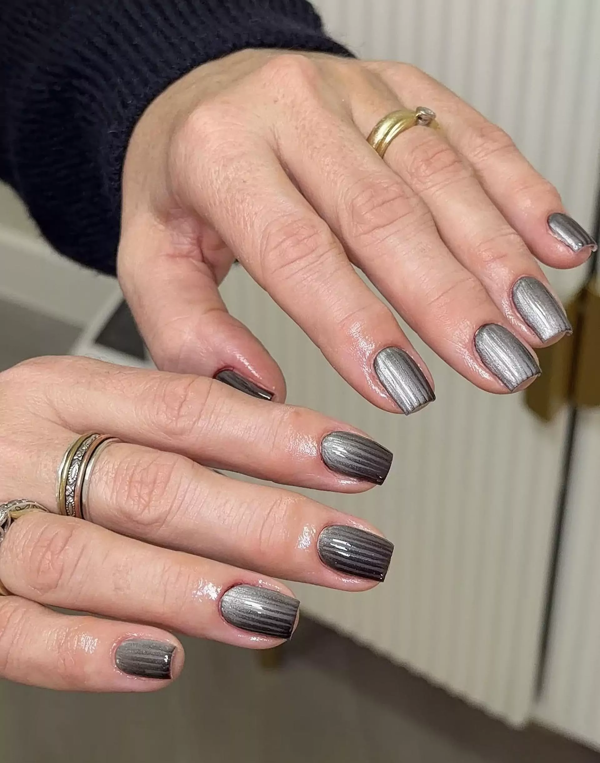 Todo sobre las «ribbed glass nails». Imagen: @nailsbymarth_