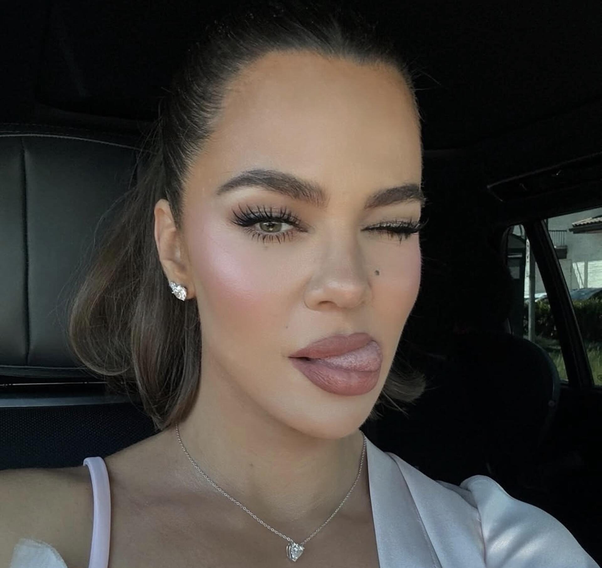 El «under eye blush» es la nueva forma en la que aplicaremos el colorete. Imagen: @khloekardashian