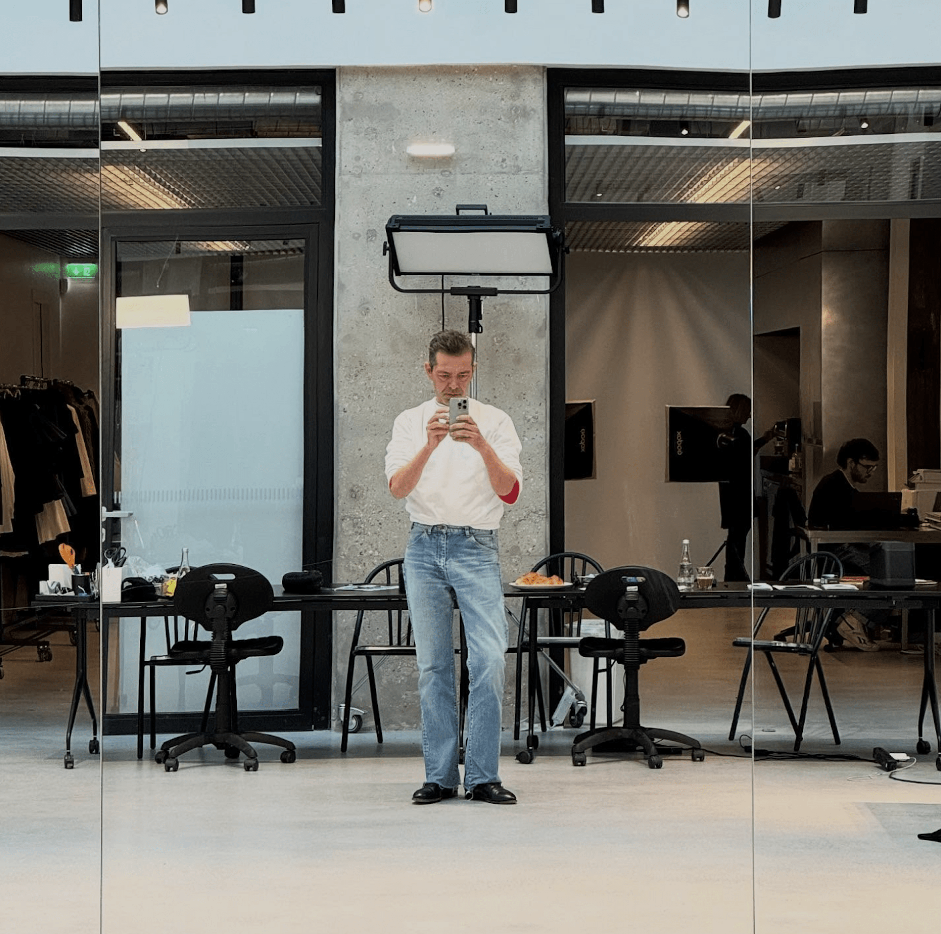 Pieter Mulier en los talleres de Alaïa antes de abandonar la dirección creativa de la firma. Imagen: @pieter_mulier