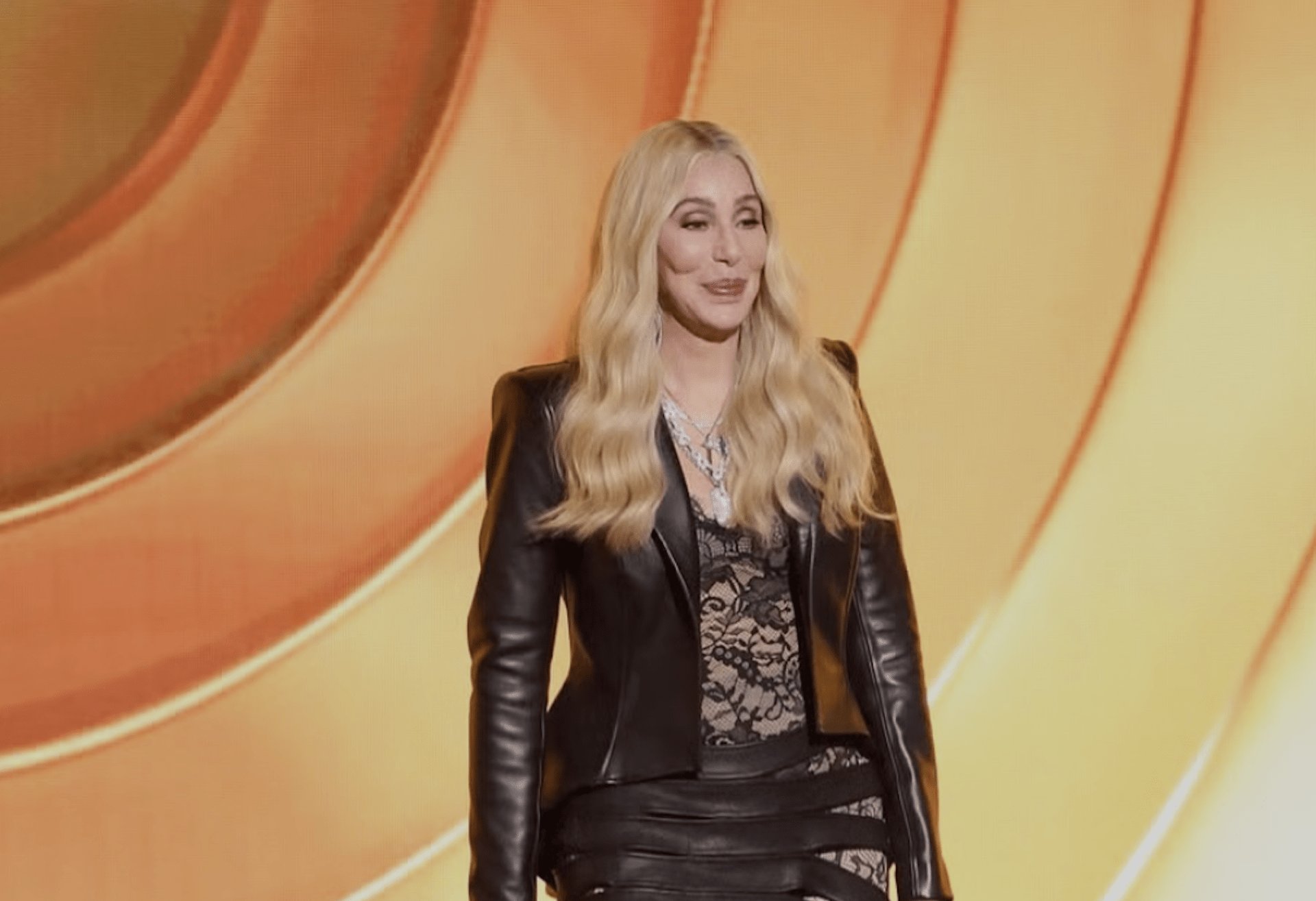 Cher aceptando tu premio Grammy honorífico vestida de un diseñador español. Imagen: @luisdejavier