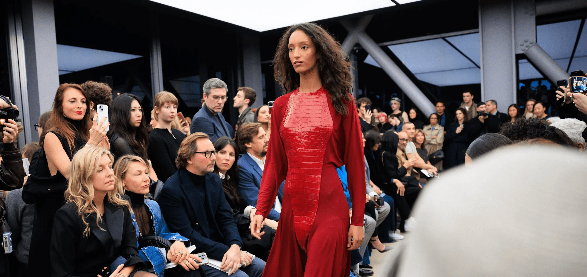 Vestido rojo con panel central texturizado y transparencias en la colección Alaïa AW26 diseñada por Pieter Mulier. Imagen: cortesía de la marca