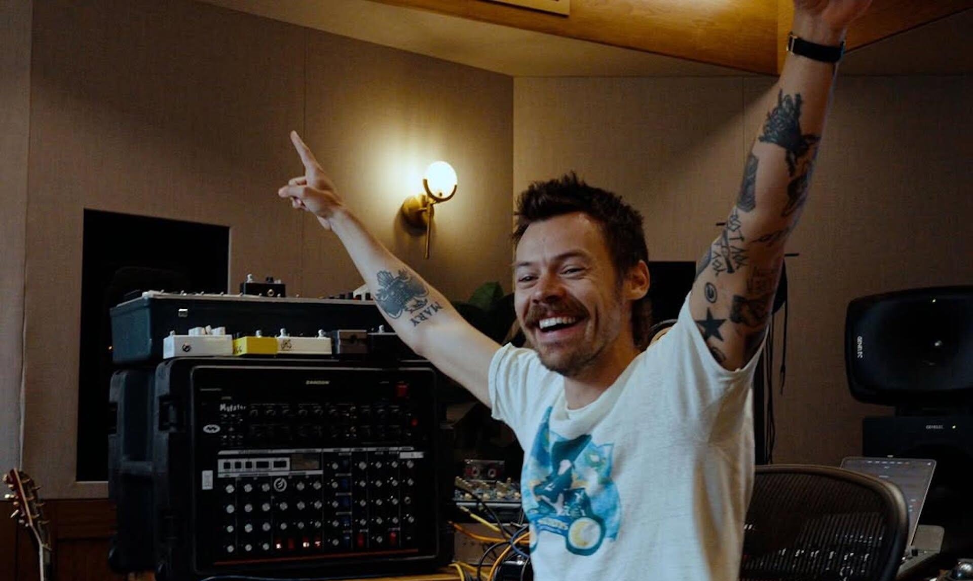 Harry Styles trabajando en el estudio durante el proceso creativo de su nuevo álbum. Imagen: @harrystyles