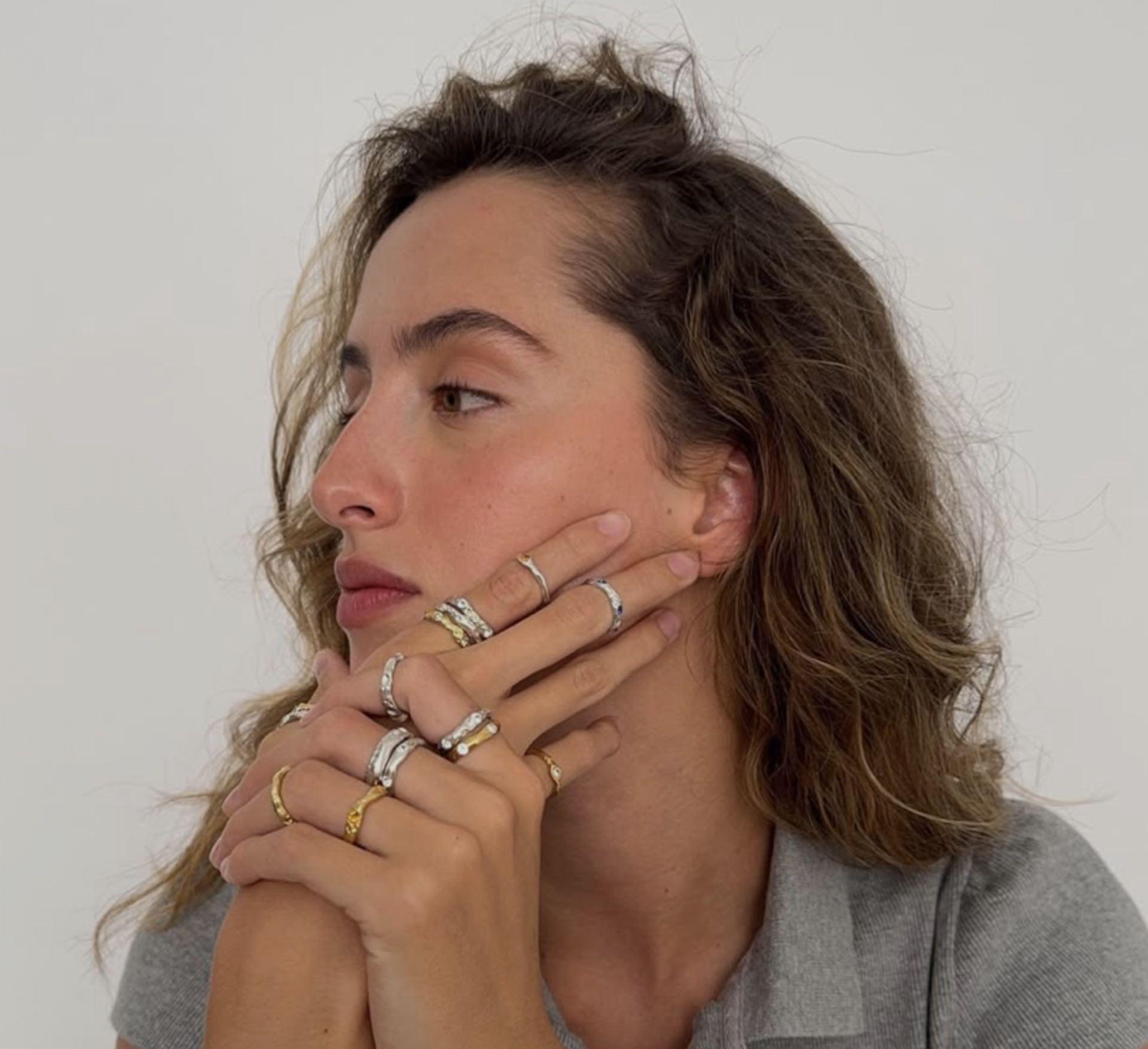 Joyería contemporánea con anillos de oro y plata combinados: la tendencia multimetal que estiliza las manos esta temporada. Imagen: @melt.coma