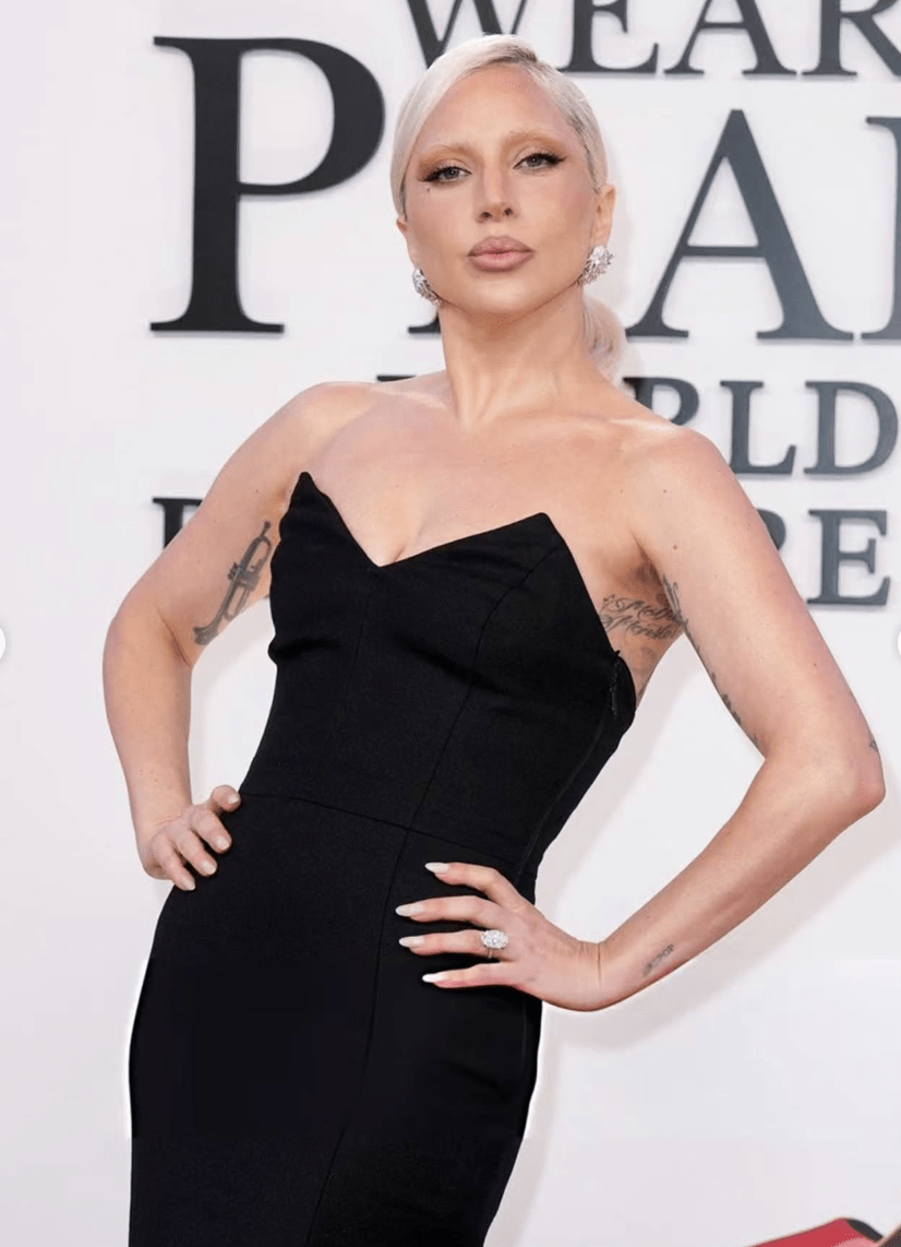 Lady Gaga apareció en la premiere de El diablo viste de Prada, luciendo un vestido negro de Saint LaurentImagen: @ladygagamonsterblog