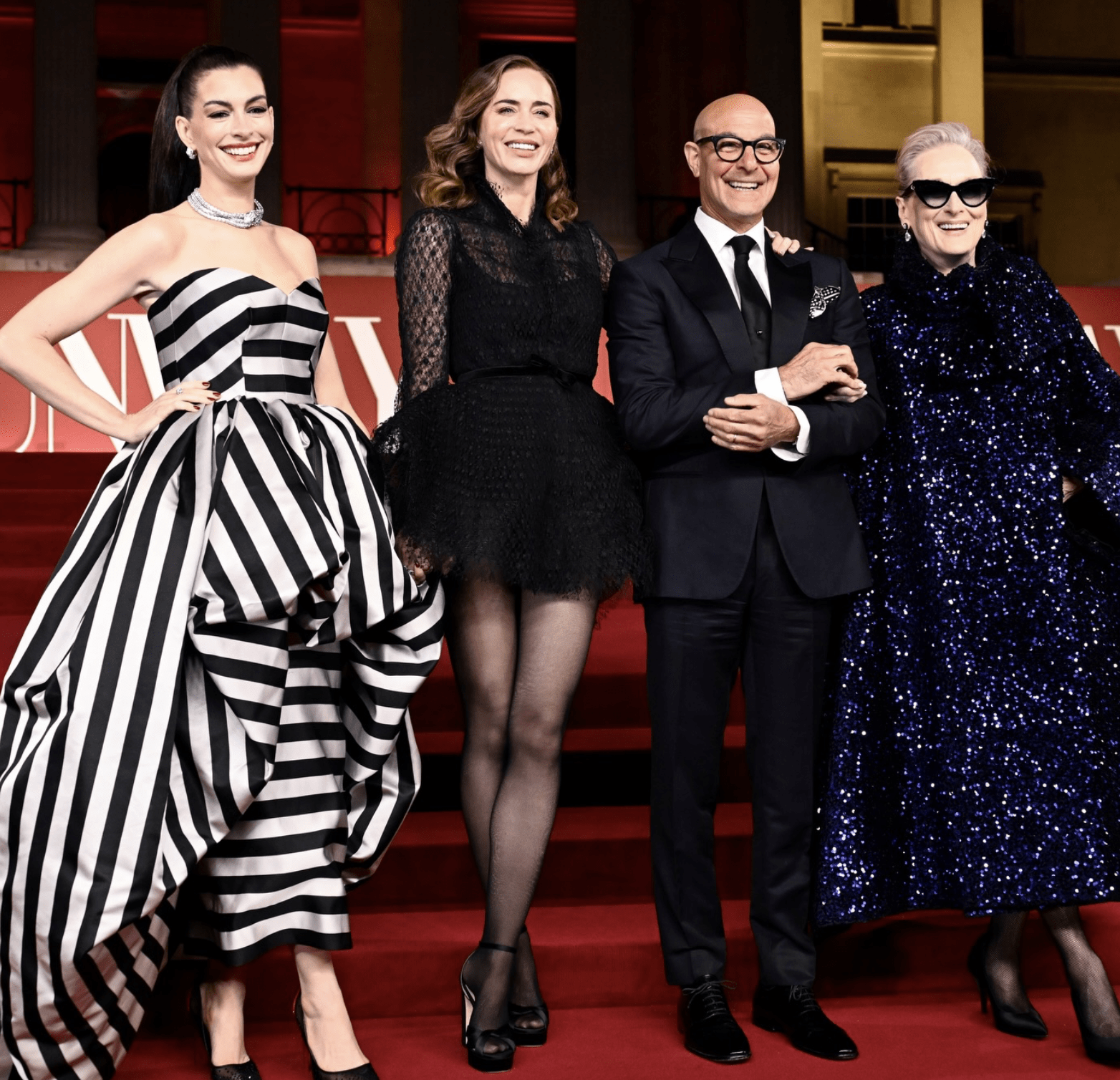 parte del cast pósanos para la alfombra roja en la noche de Londres