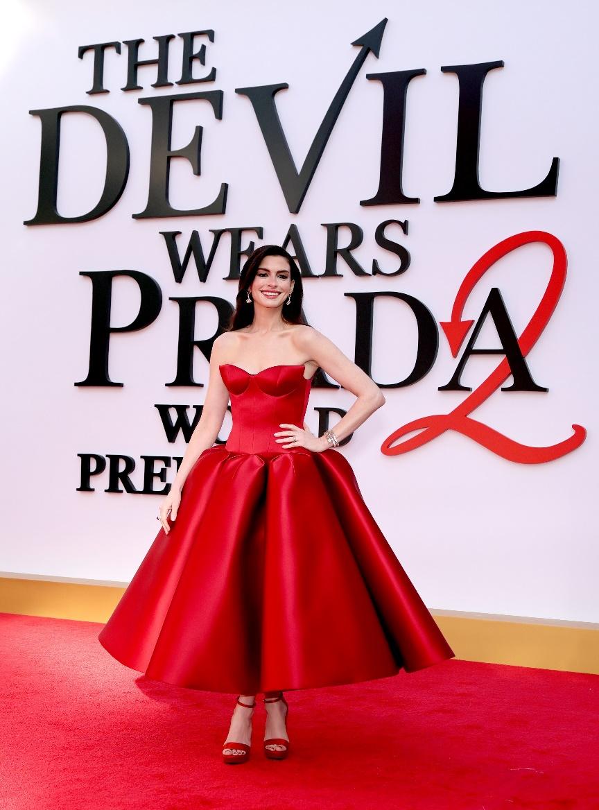 Anne Hathaway con una pieza única de Louis Vuitton para la premiere en Nueva York 