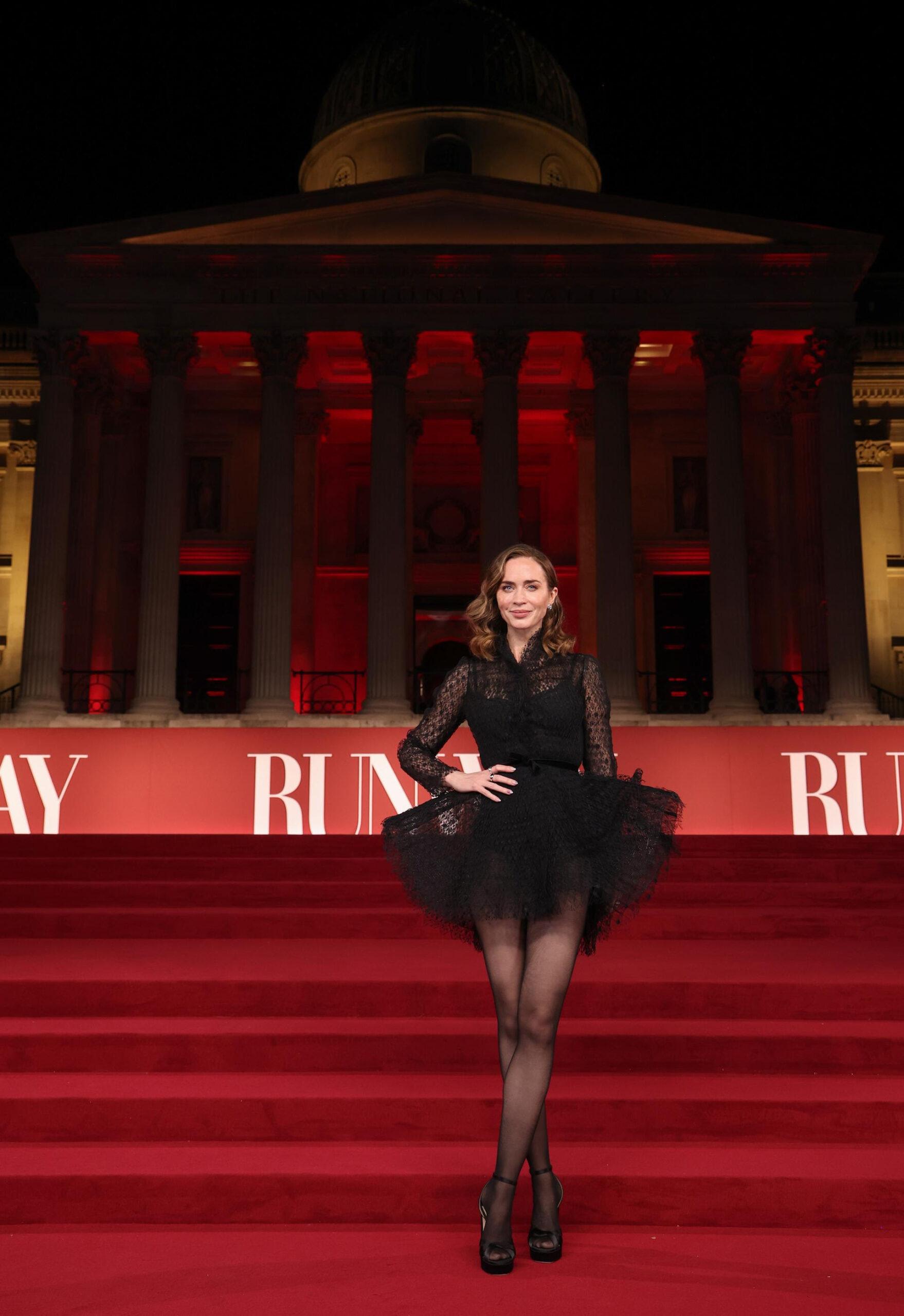 Emily Blunt, posando para alfombra roja de Londres 