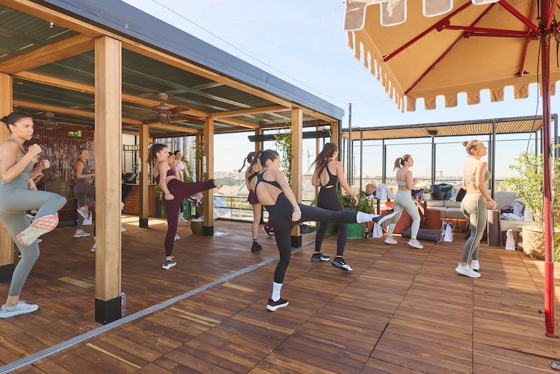 Imagen de una sesión de yoga en BLESS Hotel Madrid junto con KO Urban Detox Center