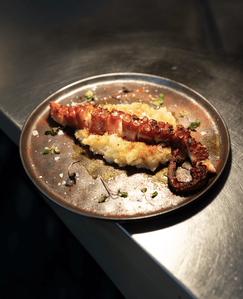 Pulpo con patata mortero, disponible en Maldita Barra