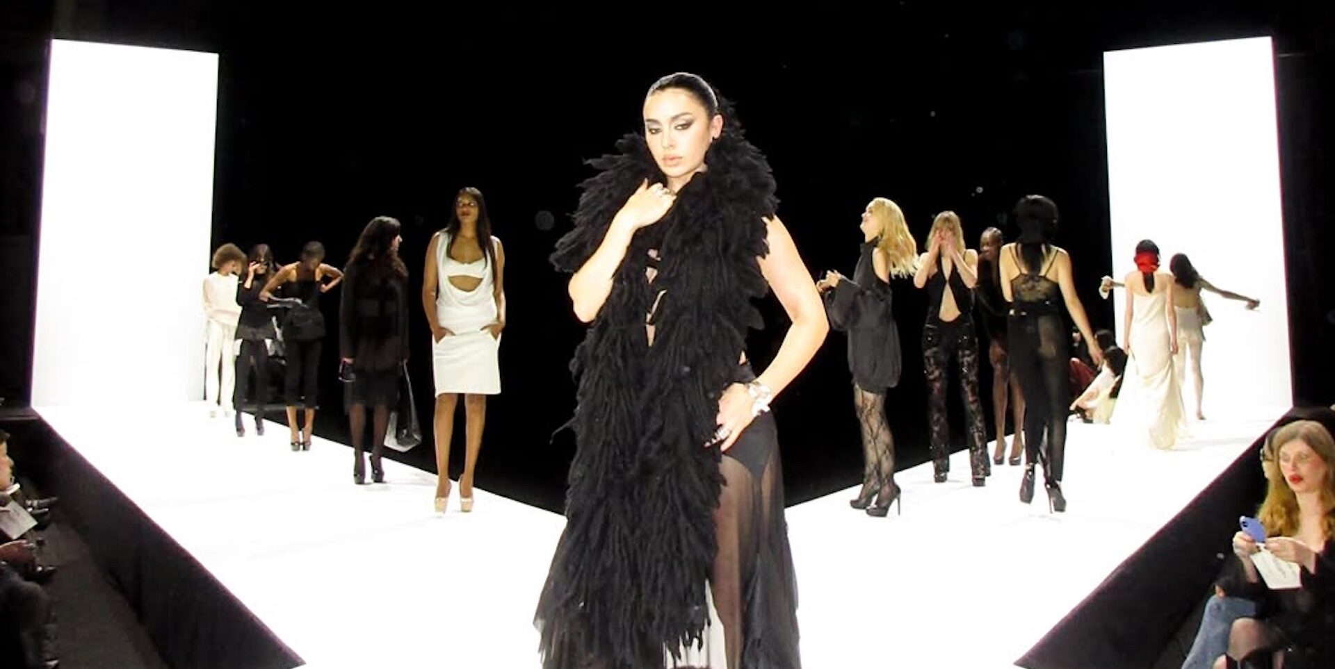Charli XCX desfilando en «SS26», el videoclip que convierte una Fashion Week ficticia en el nuevo lenguaje visual del pop contemporáneo. Imagen: @charli_xcx